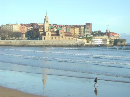 Playa de San Lorenzo e Iglesia de San Pedro, Gijón